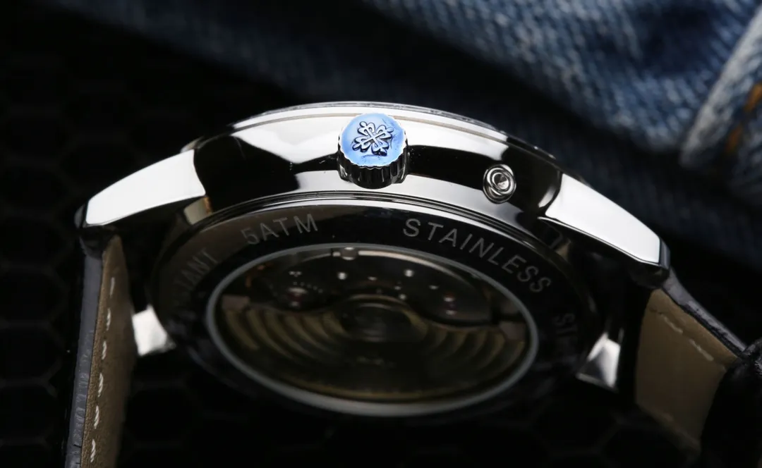 【Top replica】💰5700! Patek Philippe PP multifunctional watch is full of business style. It is equipped with an original imported 9100 moon phase function movement mechanical watch. It has accurate travel time and zero repairs. The use of strips of diamonds as scales on the dial shows the luxurious temperament of this watch [呲呲] imported cowhide strap. The watch mirror is made of sapphire mirror and the see-through bottom cover It is waterproof to 30 meters and has a diameter of 42mmx10mm. The functions of the watch include day of the week, month, date, moon, sun and other functions. The reputation of the best men's watch is revealed in every detail: a man is a warm gentleman, with great taste and craftsmanship, which is comparable to the original! The appearance and appearance are the same and unique!